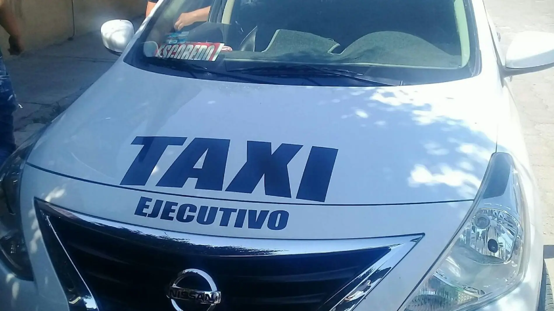 Incrementa la presencia de taxis irregulares en Pedro Escobedo.